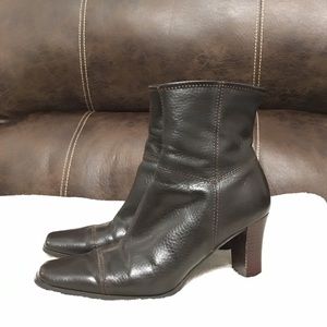 Black boots for woman